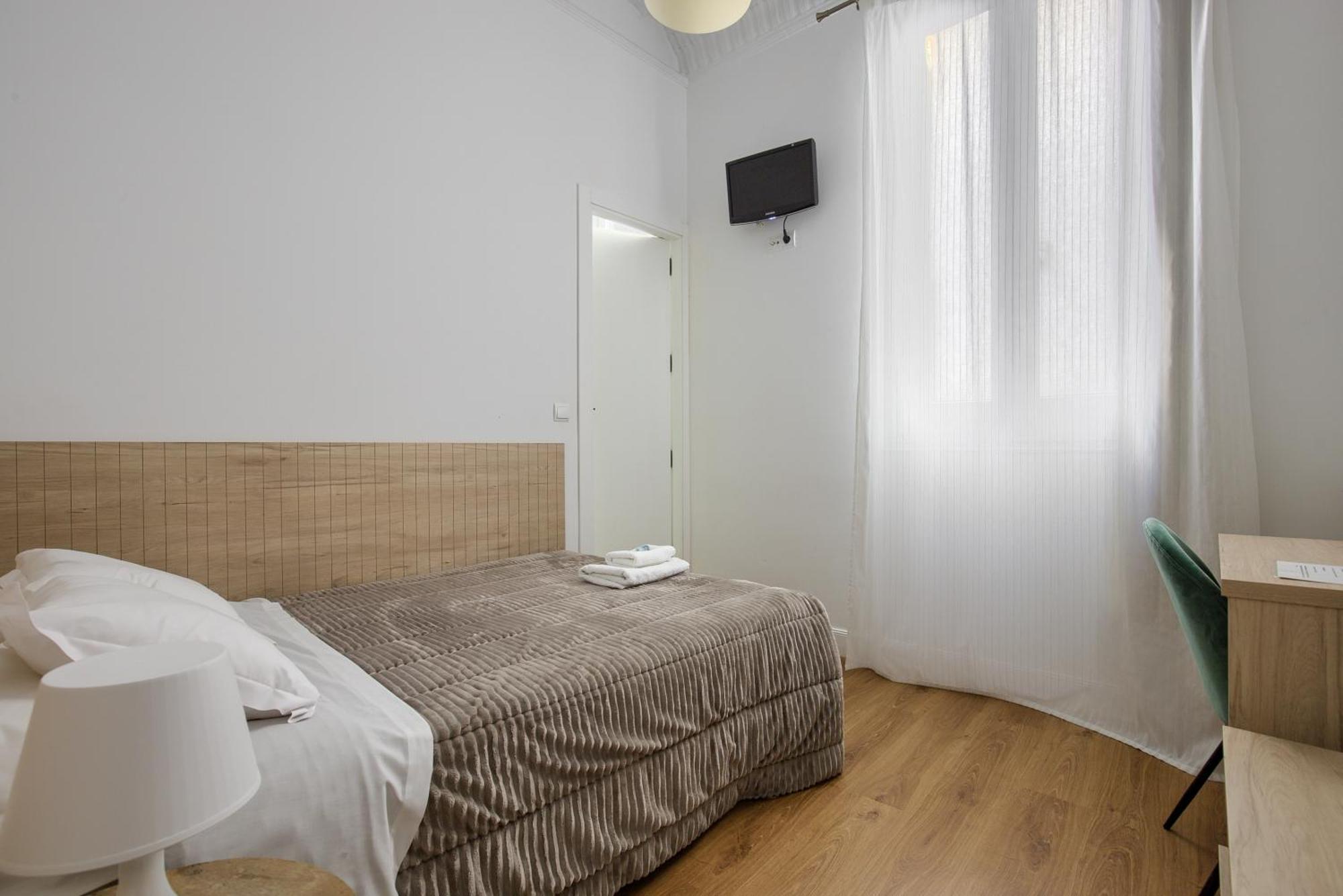 Hostal Besaya Madrid Exterior foto