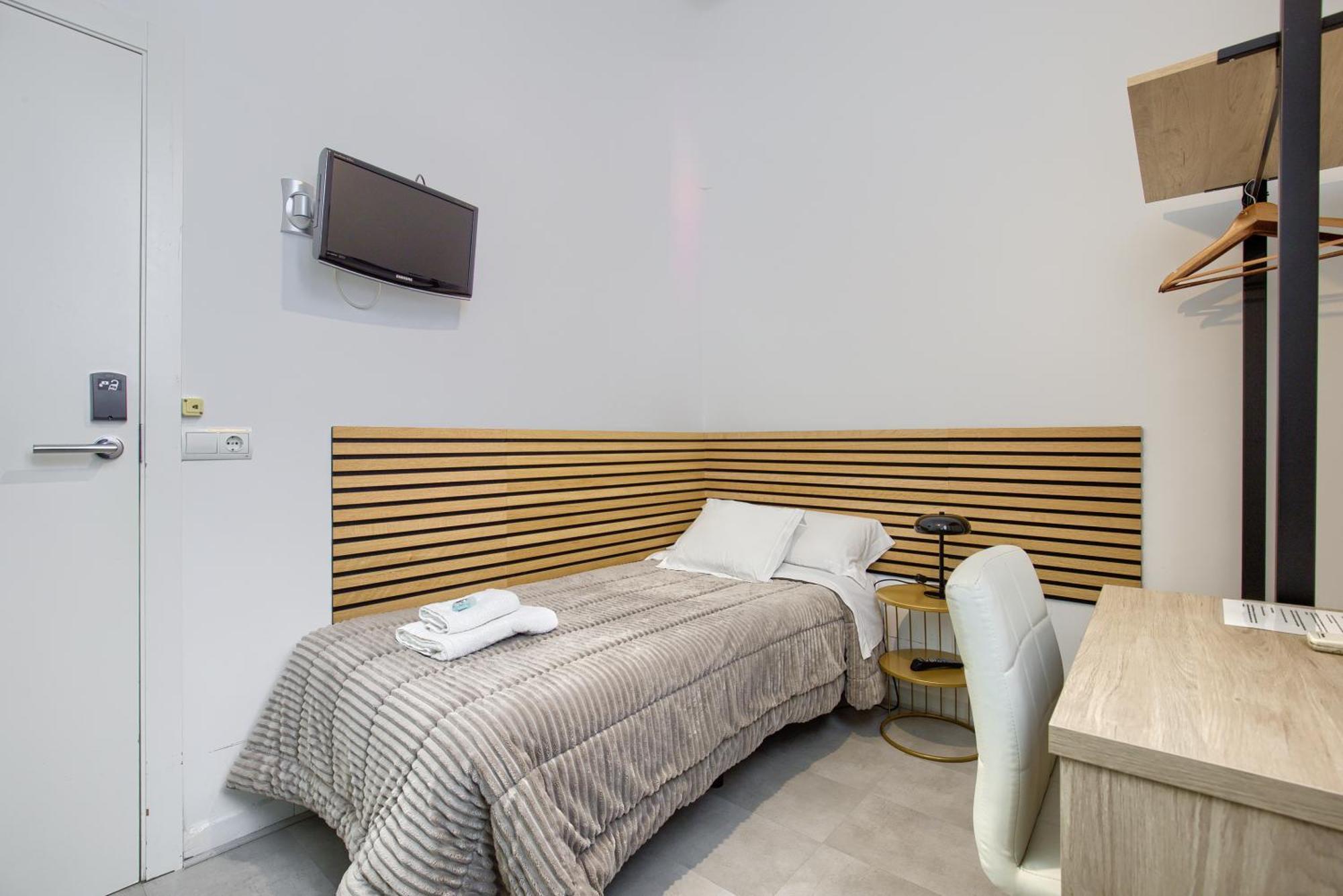 Hostal Besaya Madrid Exterior foto