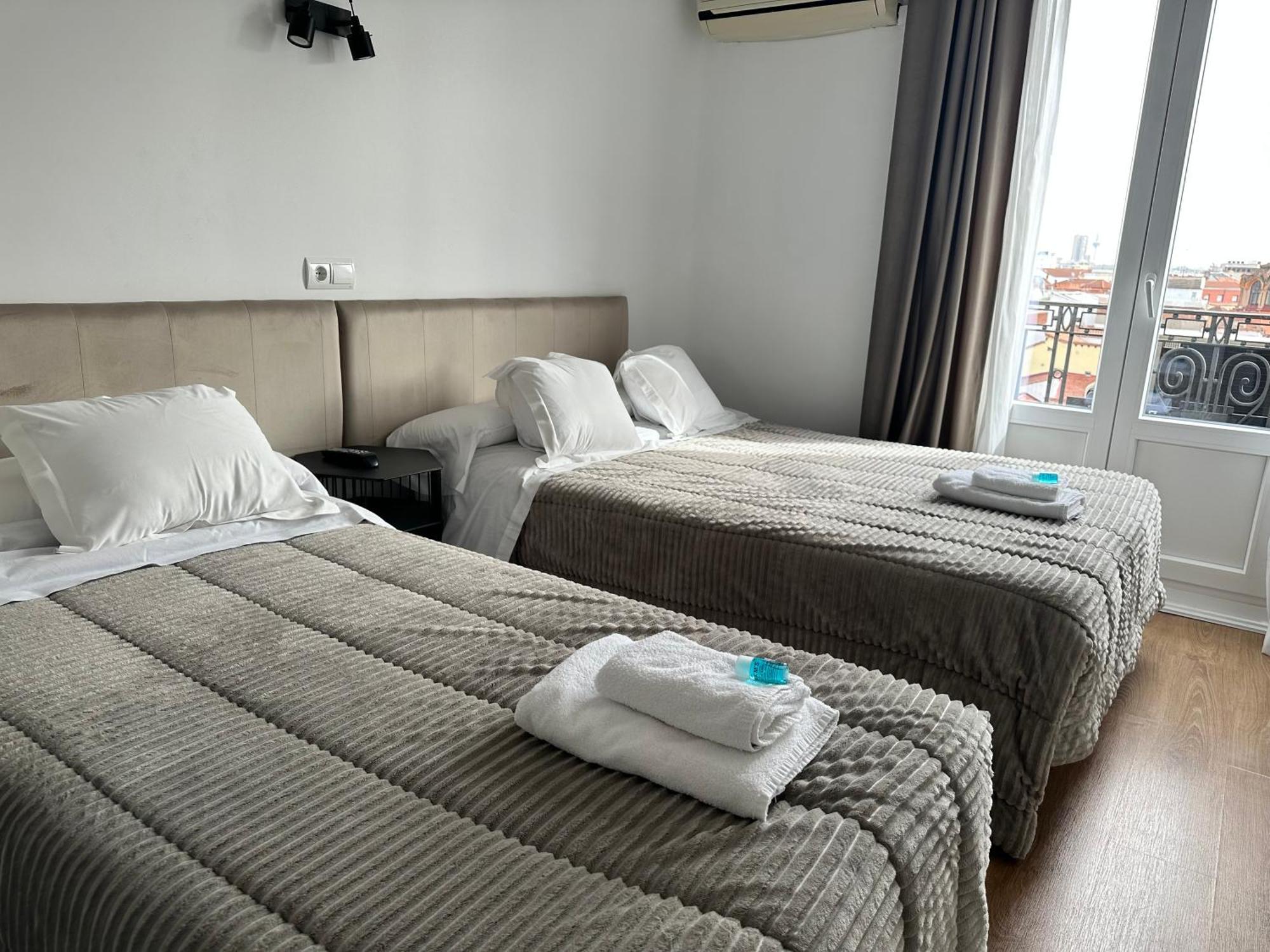Hostal Besaya Madrid Exterior foto