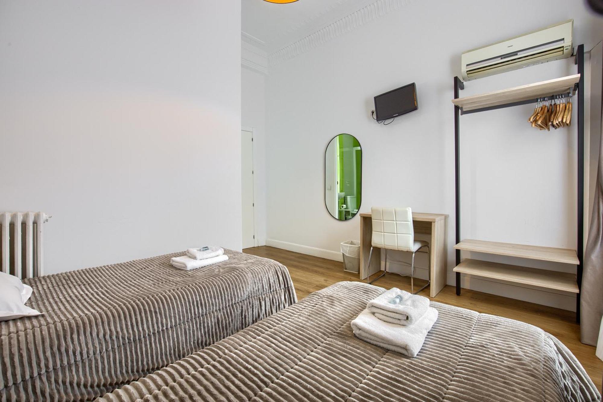 Hostal Besaya Madrid Exterior foto